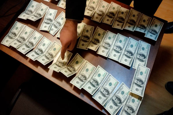 Polisdən ƏMƏLİYYAT: saxta dollar satan dəstə saxlanıldı