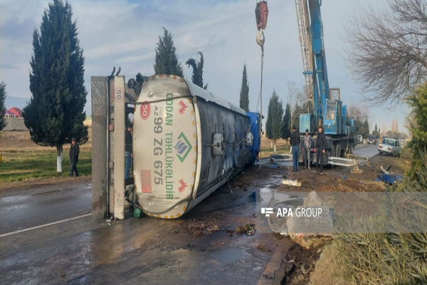 Samuxda yanacaq daşıyan maşın aşıb, 40 ton benzin yola dağılıb - FOTO