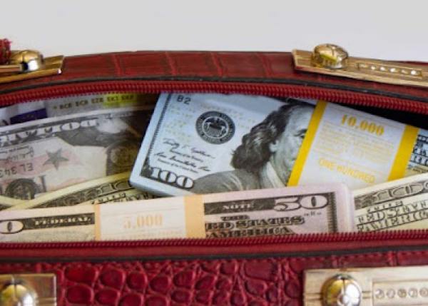 Bakıda içində 2 min dollar olan çanta oğurlandı