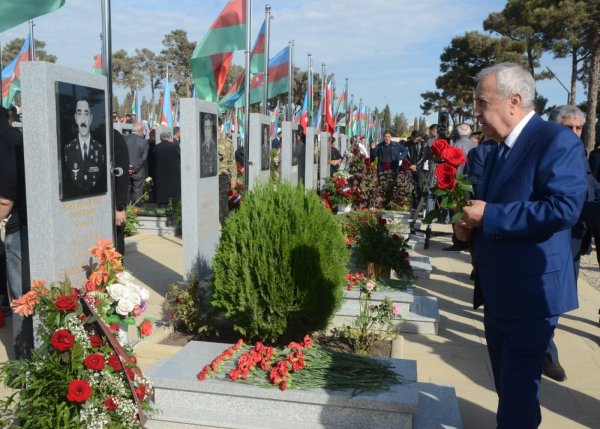 Malik İsaqov şəhidlərin məzarını ziyarət etdi -